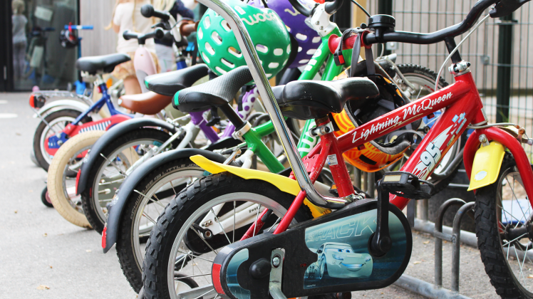 Cykler holder parkeret i Børnehuset Skovlyhuset