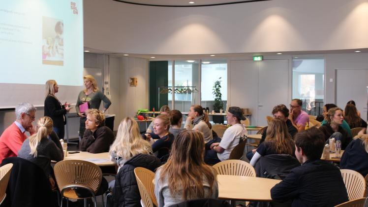 Glassalen i Birkerød er fyldt med pædagogmedhjælpere der deltager i pædagogisk temadag.