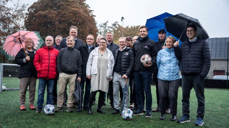 Fællesbillede - politikere og foreninger - Holte Hal 3 underskriftsseance 30 okt 2025