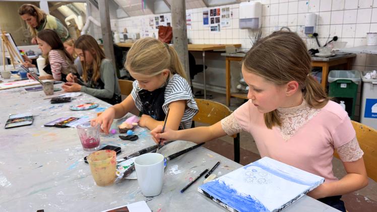 Piger laver billedkunst