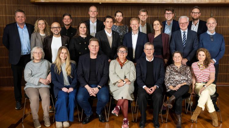 Gruppebillede af deltagerne i kommunalbestyrelsens konstitueringsmøde 3. december 2025. Teksten under billedet beskriver, hvem der er på billedet.