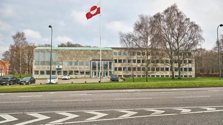 Det grønlandske flag hejsses ved rådhuset