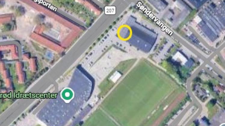 Placering af midlertidige affaldsbeholdere ved Birkerød Idrætscenter (gul cirkel)