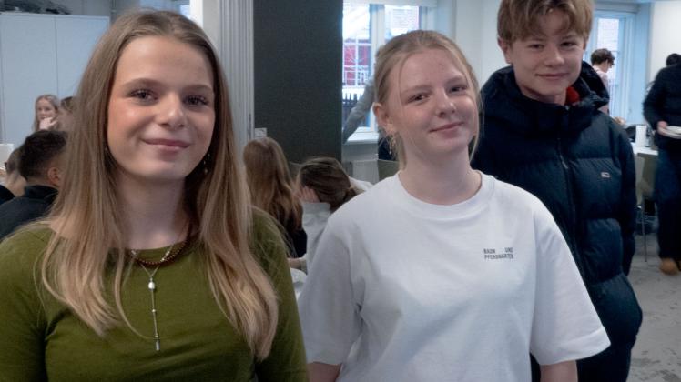 Alba, Ellen og Tobias fra Søholmskolen er glade for skolemadsordningen