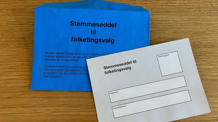 Blå kuvert og hvid stemmeseddel til brevafstemning ved folketingsvalg