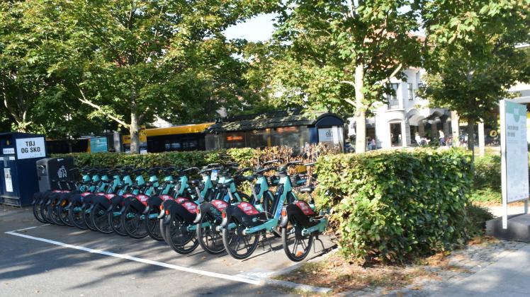 Elcykler ved station