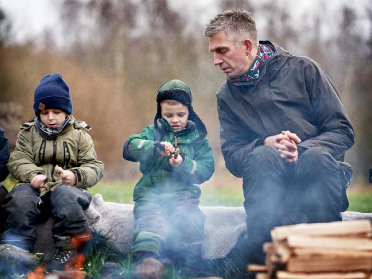 Pædagog med børn i naturen