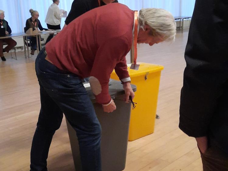 Stemmeurner gøres klar på valgstedet Toftevang, gymnastiksal på Søholmskolen afdeling Toftevang