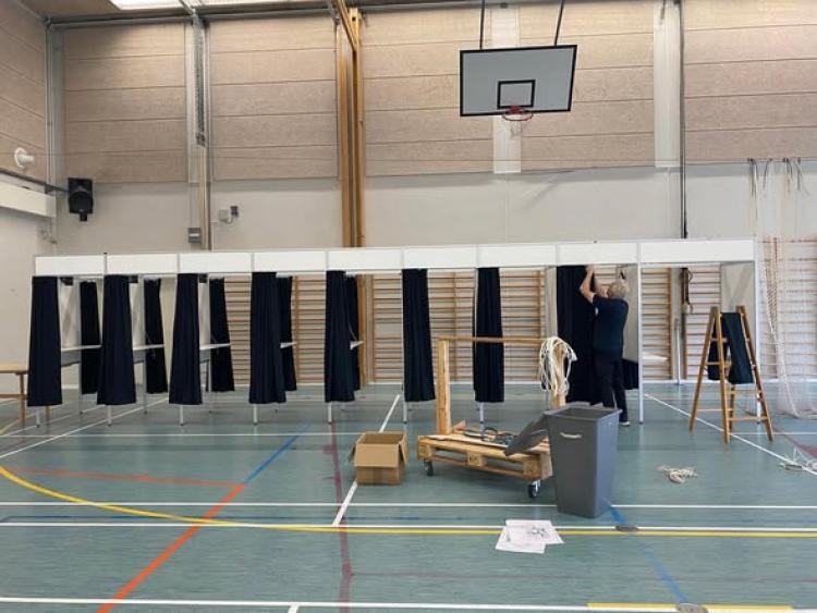 Stemmeboksene til valget bliver stillet op i gymnastiksal på valgsted