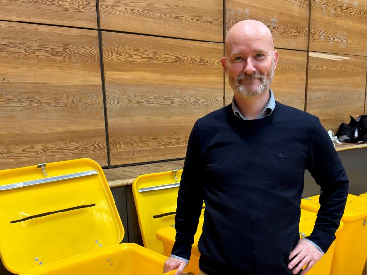 Dagen før folketingsvalget. Valgsekretær Pelle står klar på valgstedet ved siden af de tomme stemmeurner.