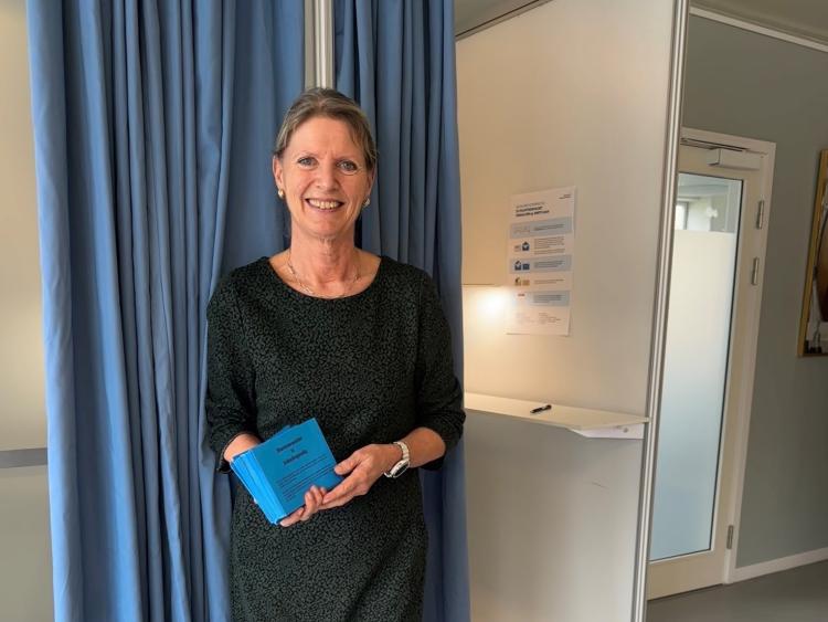 Charlotte står foran stemmerummet på brevstemmestedet på rådhuset