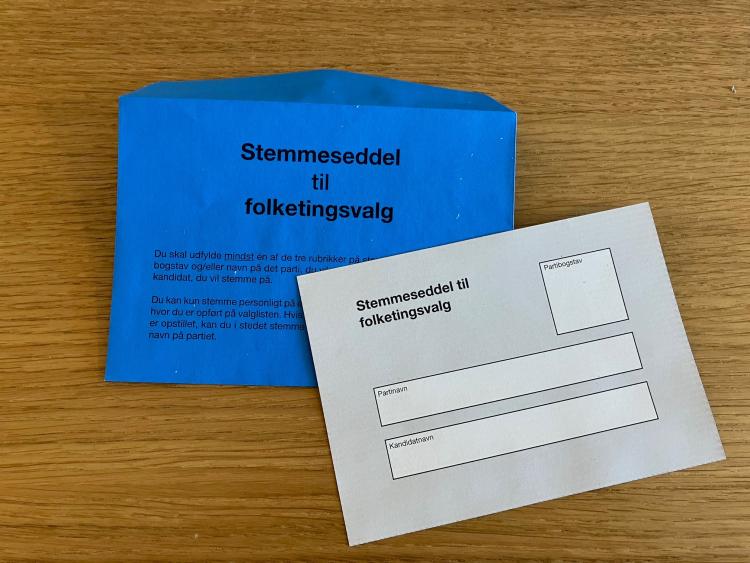 Blå kuvert og hvid stemmeseddel til brevafstemning ved folketingsvalg