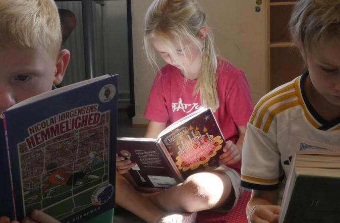 Børn læser på Holte Skole