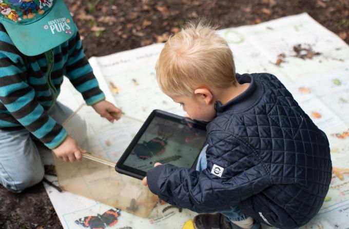 Børn bruger iPad som mikroskop i skoven