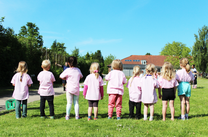 Børn i lyserøde t-shirts på række