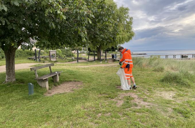 Søren Hjalte Johansen samler affald op på Vedbæk