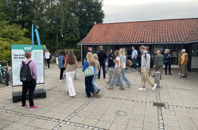 Rejsende kommer til Nærum Station