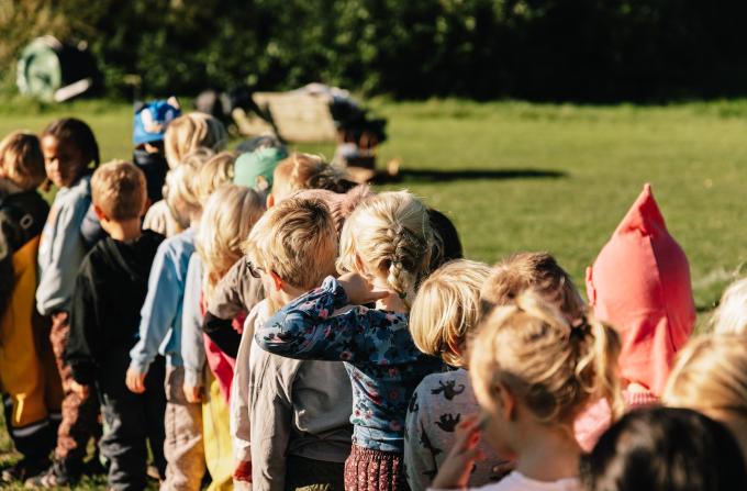 Børn på række til idrætsdag