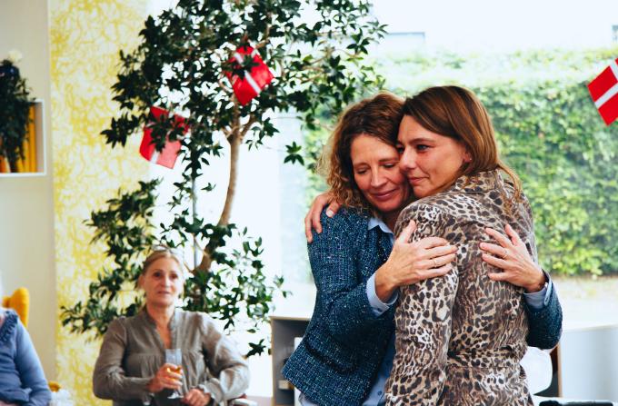 Centerchef Lone Thomsen der giver et kram til en Mette Sander Andersen