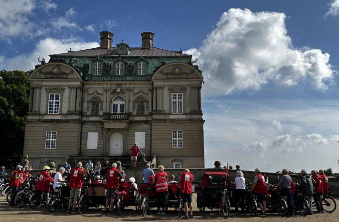 Deltagere i cykelturen samlet foran Eremitageslottet