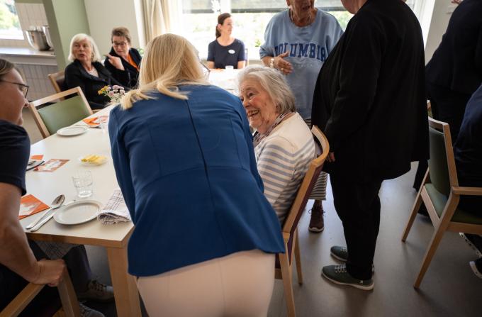 Ældreminister hilser på