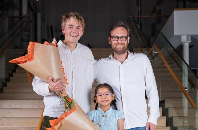 Sander Rygaard modtager af Ungdomslederprisen, Lora modtager af Talentprisen sammen med formand for Folkeoplysningsudvalget Christoffer Emil Jexen 