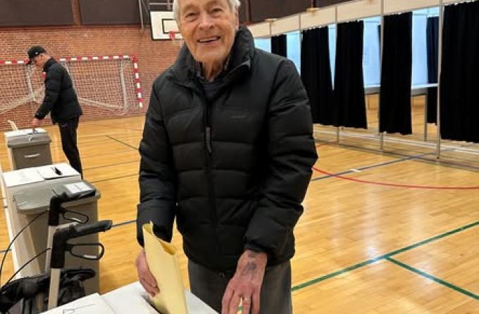 Vælger lægger valgdagens sidste stemme i stemmeurnen på Birkerød Valgsted