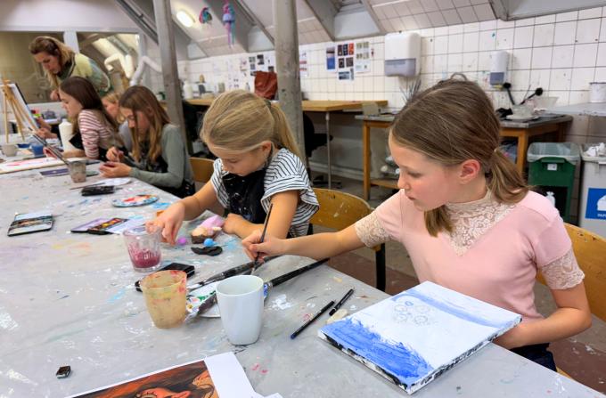 Piger laver billedkunst