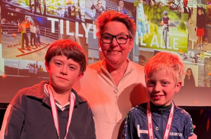 to unge idrætsmestre og borgmesteren