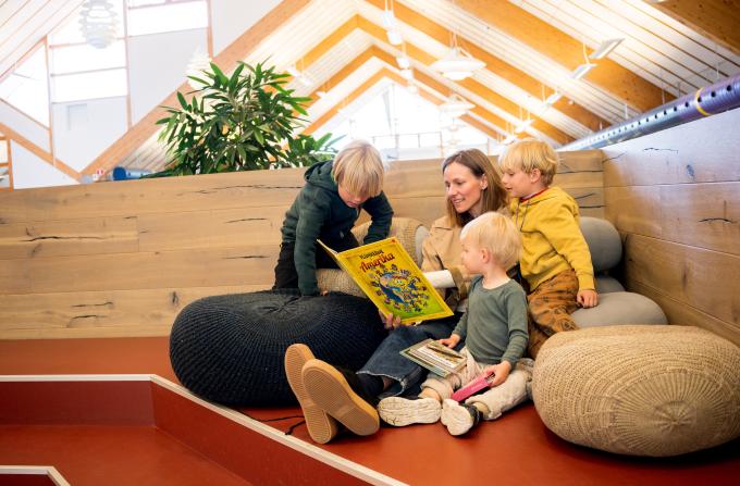 børn læser på birkerød bibliotek