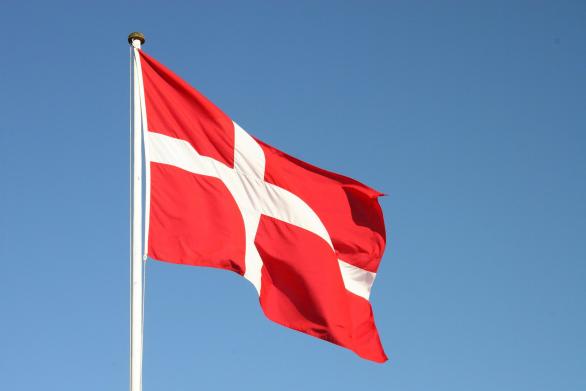 Flagstang med dannebrog og blå himmel