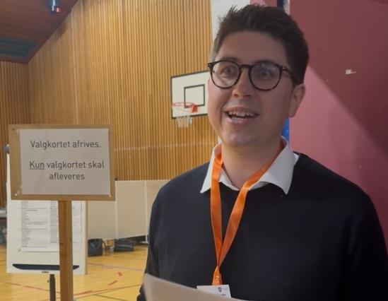 Valgstyreformanden erklærer valgstedet for åbent.