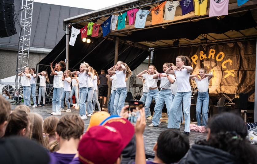 Børn optræder på scenen