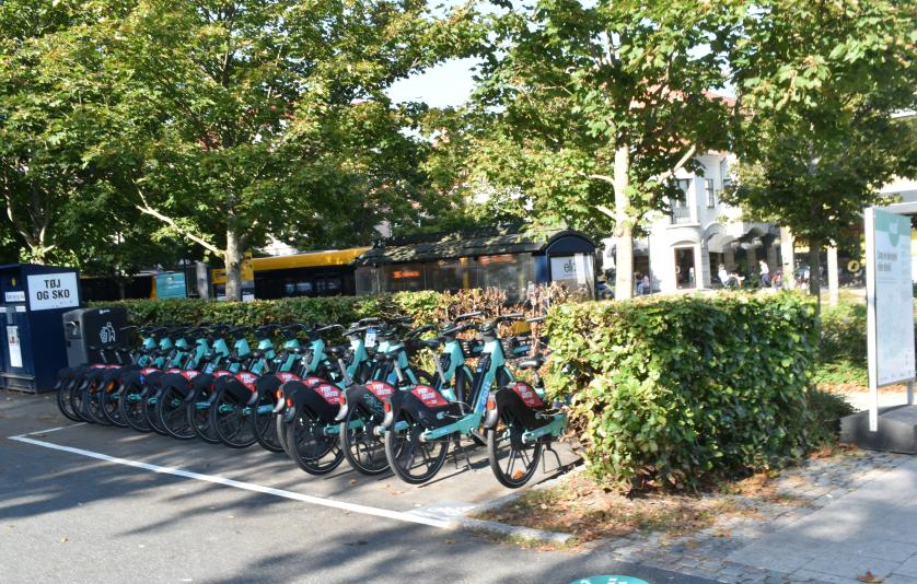 Elcykler ved station